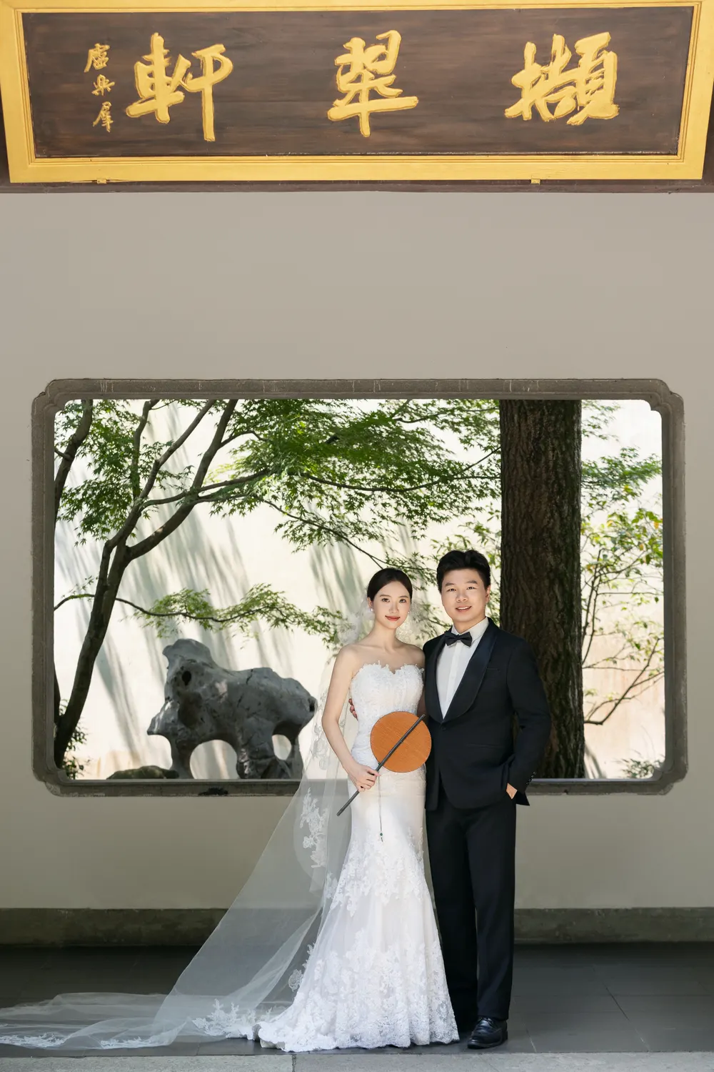 卢晓龙与施益婷庭院合影